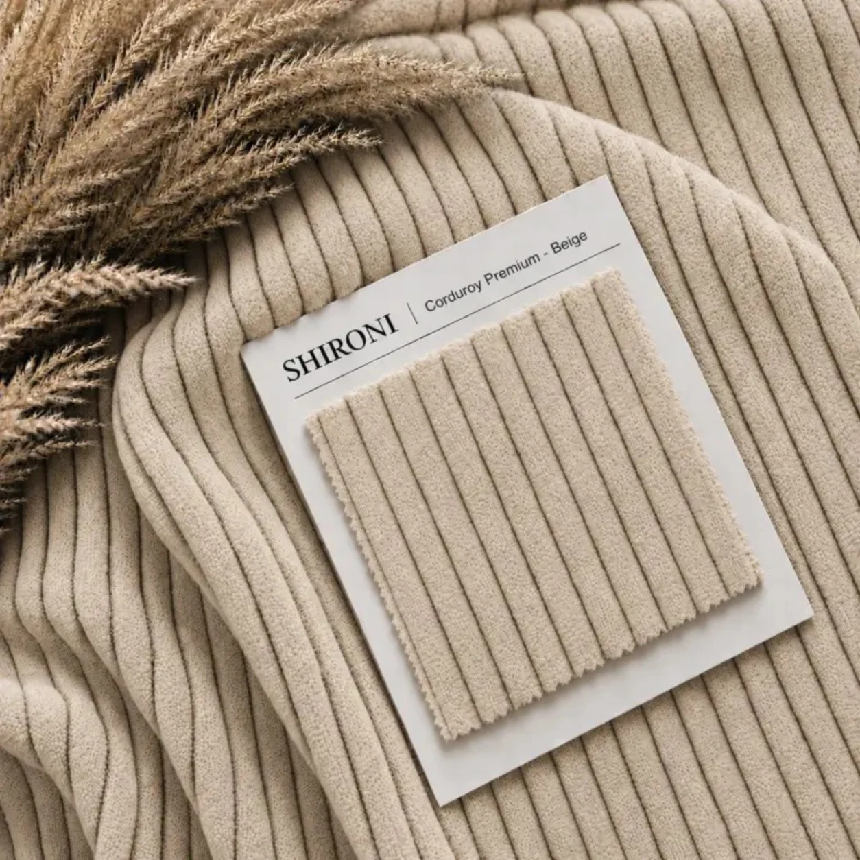 Detalle del Corduroy Premium en Beige, junto a su muestra de tela